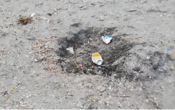Dezastru pe litoralul românesc după cel mai aglomerat weekend! Turiștii au lăsat pe plajă o mare de gunoaie, chiștoace și chiar lenjeria intimă