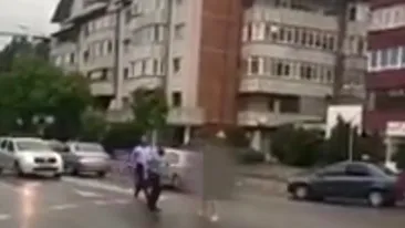 Un bărbat a fost încătușat, duminică, după ce s-a plimbat complet dezbrăcat pe o stradă din Râmnicu Vâlcea. VIDEO