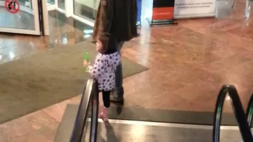 Femeile din viata lui Dan Fintescu au aceeasi destinatie de relaxare: mall-ul! Prezentatorul TV se imparte cu greu intre ele!