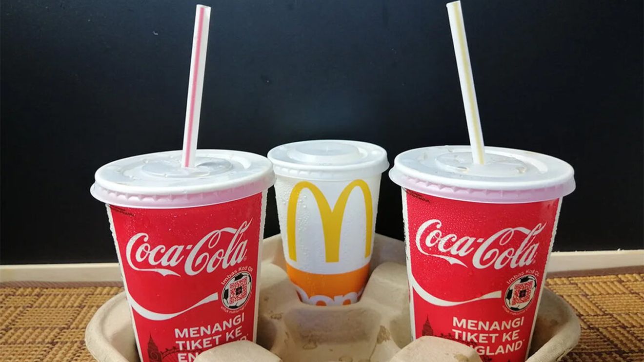 Ce bei, de fapt, când consumi o Coca-Cola la pahar de plastic, de la McDonald's România. Motivul pentru care gustul e ciudat