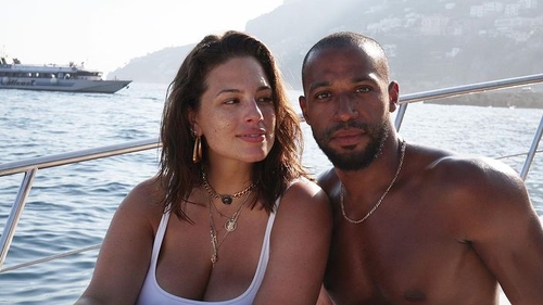 Bucurie mare pentru Ashley Graham! Şatena este însărcinată cu gemeni