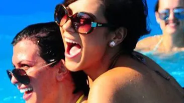 Dragostea nu tine cont de varsta. Pamfile si sosia ei se distreaza la Marbella cu un cascador actor de 70 de ani