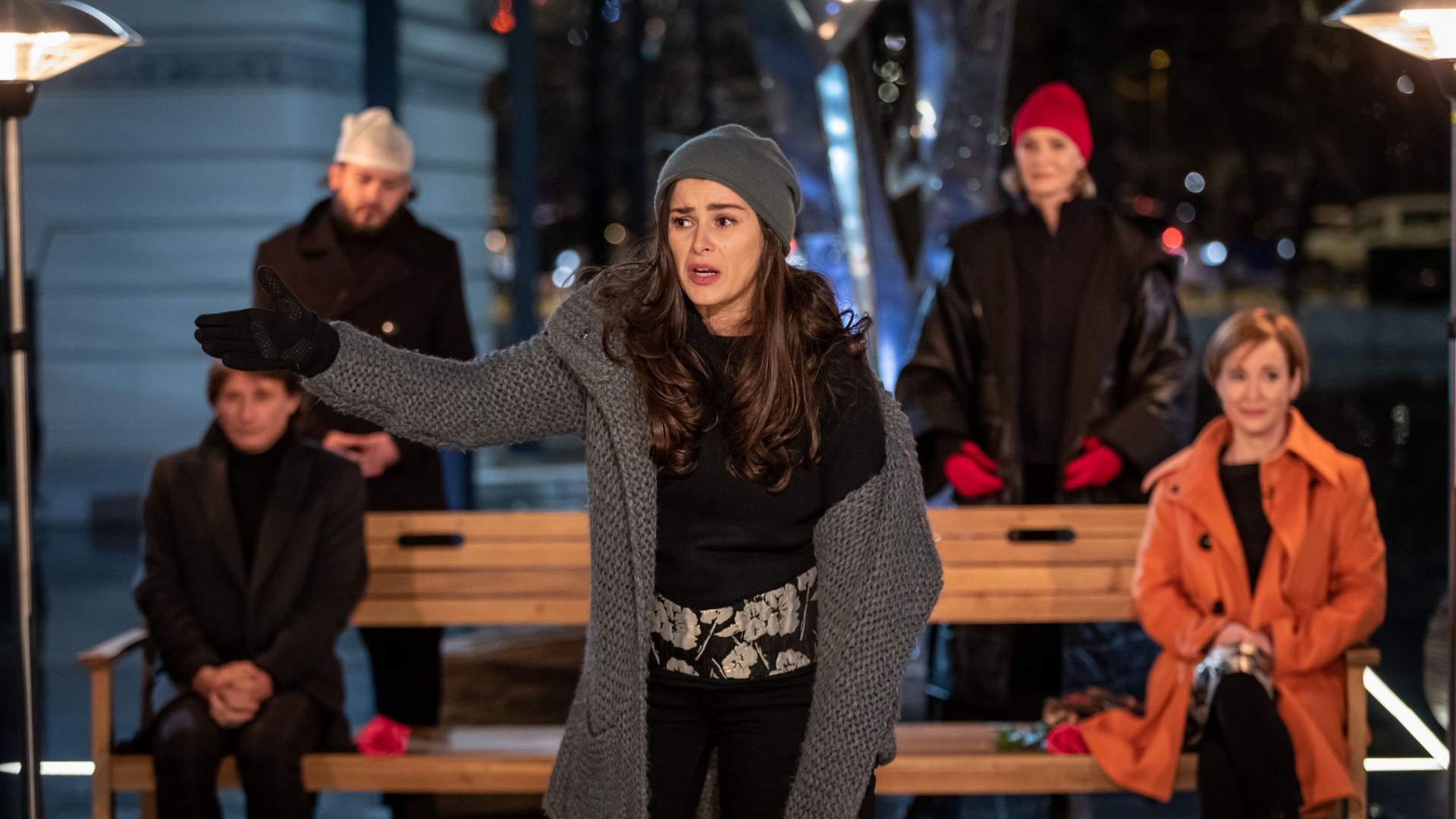 Medeea Marinescu, Marius Manole, Lia Bugnar, Irina Antonie și Anghel Damian au jucat teatru la zero grade. Spectacolul „Două liniuțe” a fost transmis online pe pagina de Facebook Qreator by IQOS