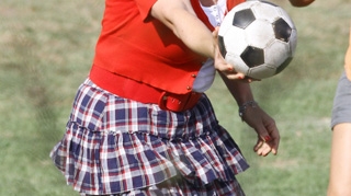 Le are cu balonul rotund, chiar si imbracat in femeie