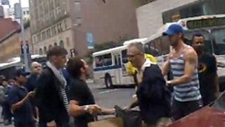 VIDEO Ryan Gosling s-a bagat intre doi batausi din New York