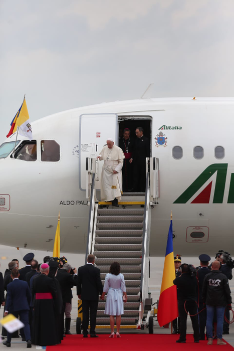 Papa Francisc a ajuns în România. Ce ținută a purtat Carmen Iohannis la aerportul Otopeni