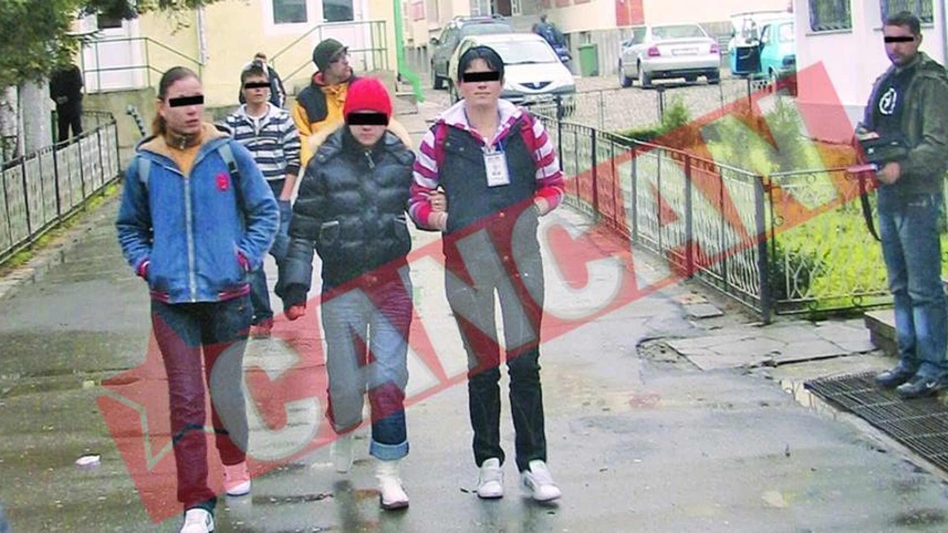 Eleve hartuite sexual de profesorul de desen