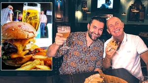 De necrezut! Câți lei costă un burger cu cartofi prăjiți în pub-ul lui Mugur Mihăescu din București. Fostul star de la Pro TV și Kanal D o duce mai bine ca în perioada "Vacanța Mare"