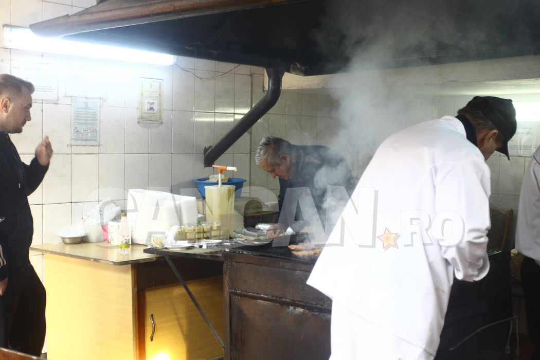 Super-grătar pentru un deţinut milionar. Celebrul Cocoşatu a avut comandă fermă de mici la… închisoare!