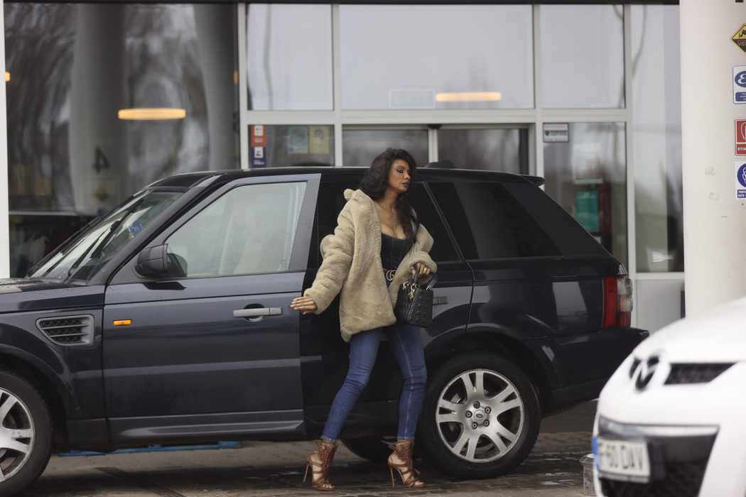 Laurette a făcut senzație la benzinărie (Foto: CANCAN.RO)
