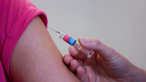 Campanie inedită: tineri vaccinați anti-COVID la terasă, în Timișoara. “E o bucurie pentru toți!”