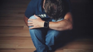Caz inedit, în Deva! Un bărbat a fost violat de două femei, care l-au batjocorit în ultimul hal: „L-a așezat în genunchi pe...”