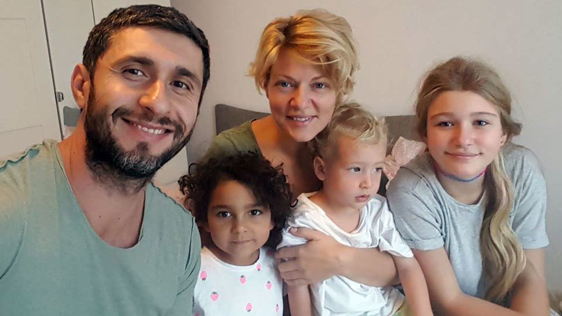 Ghinion pentru Dragoş Bucur şi Dana Nălbaru, la scurt timp după ce s-au mutat în Amsterdam! Ce a păţit mezinul familiei