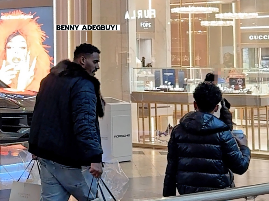 Cu sacoșele pline, cei doi au colindat mall-ul