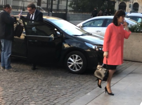 Apariţia lui Victor Ciorbea la birou, acolo unde lucrează ca Avocat al Poporului, declanşează o adevărată desfăşurare de forţe din partea angajaţilor