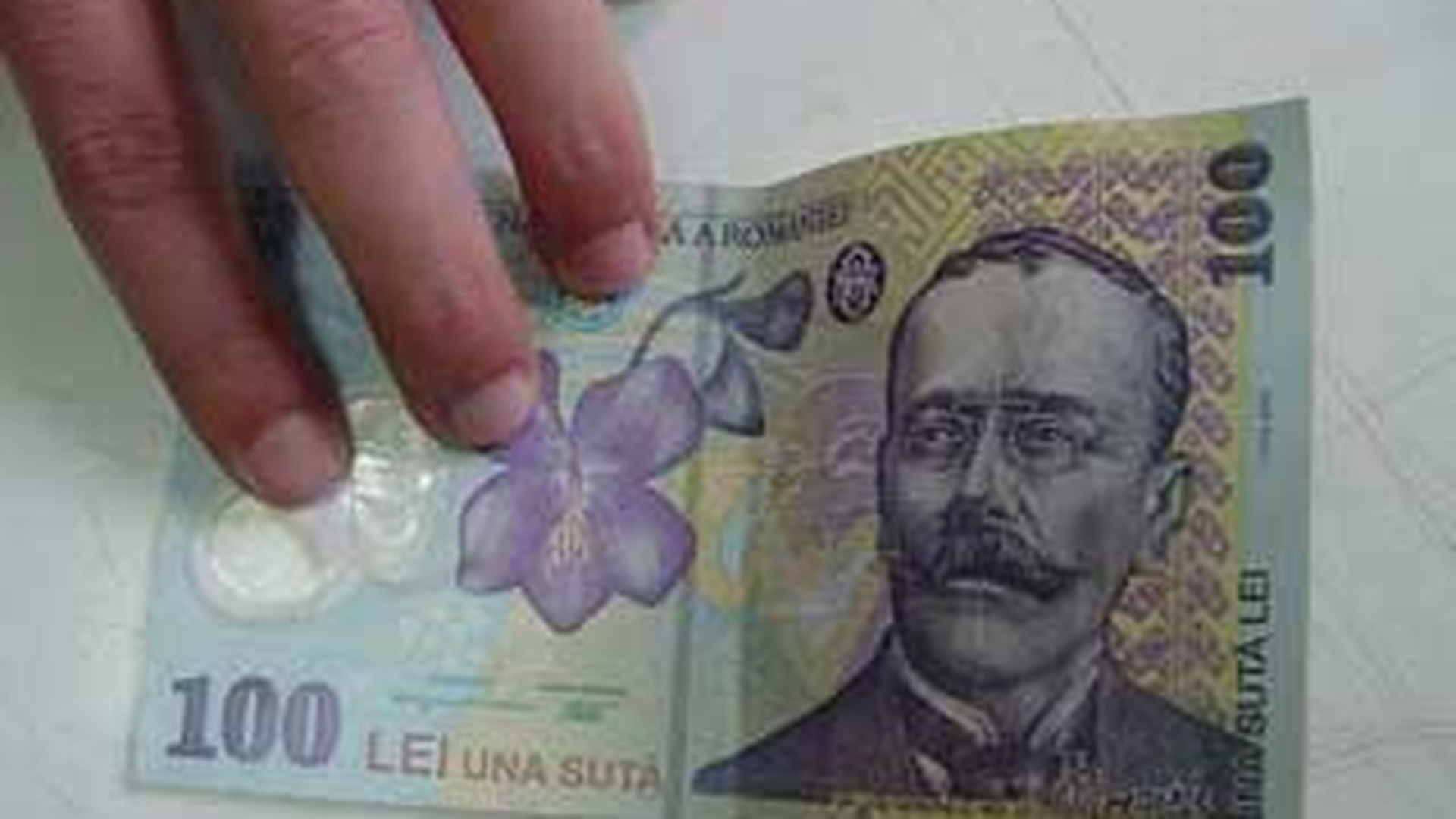 Cumparaturi cu bani falsi! Patru barbati, prinsi cu bancnote de 100 de lei!