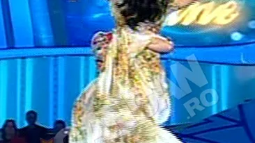 VIDEO Adelina l-a innebunit pe Bogdan Vladau cu un dans tiganesc! L-a bagat cu capul intre sani!