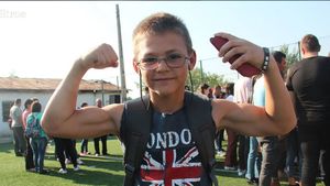 Abia acum au apărut pozele de astă-vară! Cum s-a afişat MICUL HERCULE pe plajă! La 12 ani e un pachet de muşchi