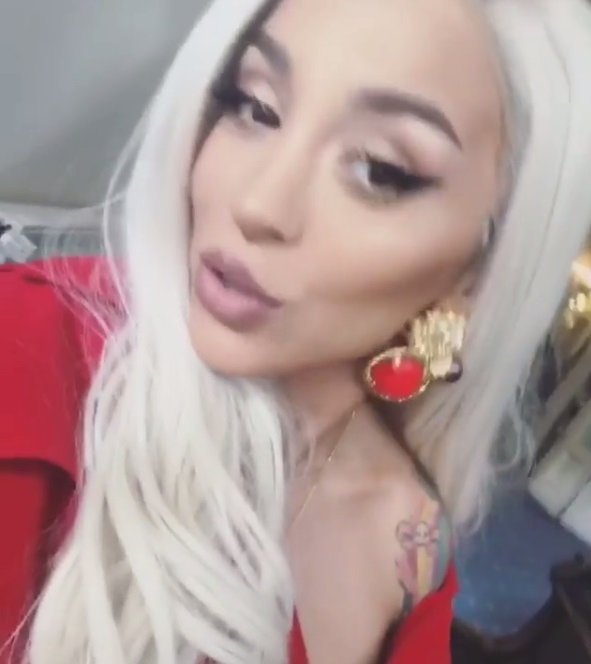 Arată ca o starletă internaţională, dar este o cântăreaţă celebră de la noi! Incredibil cât e de schimbată după ce a renunţat la brunet