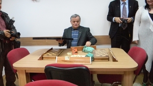 Ontanu a inaugurat un centru de servicii sociale destinat batranilor cu un meci de table! Vezi ce partener inedit a avut edilul!