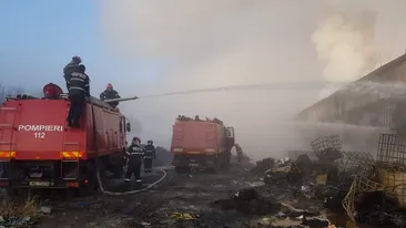 VIDEO. Incendiul de la Ploiești nu a fost stins nici după 22 de ore. Un alt foc imens a izbucnit, între timp, în oraș