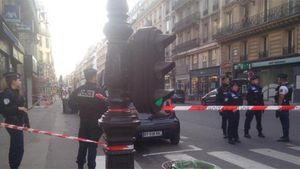Explozie în Paris! Turnul Eiffel a fost evacuat