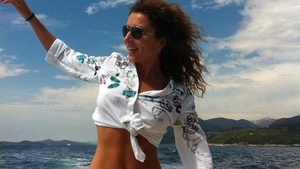 Poza pe care cu totii o asteptam! Gafa lui Carmen Bruma: a uitat sa-si ia sutien si si-a expus sfarcurile la soare!
