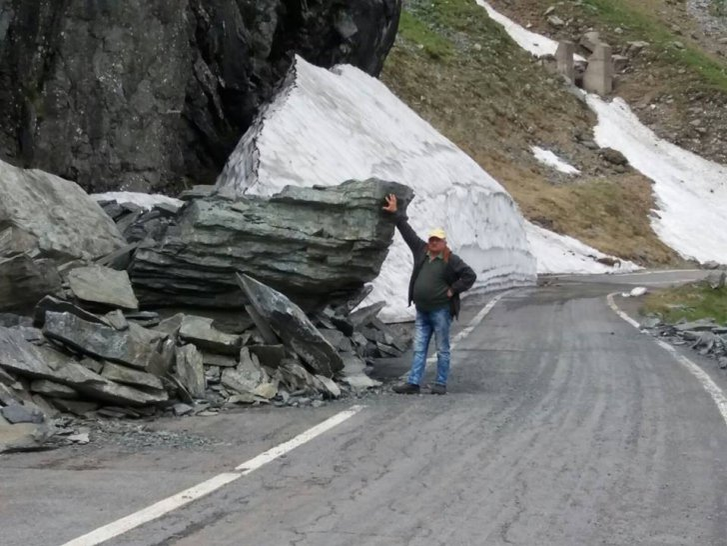 Zăpadă „cât casa” pe Transfăgărășan! Drumul este închis