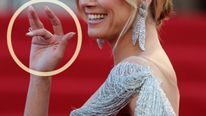 Heidi Klum a facut semne obscene pe covorul rosu. Ce-o fi apucat-o?