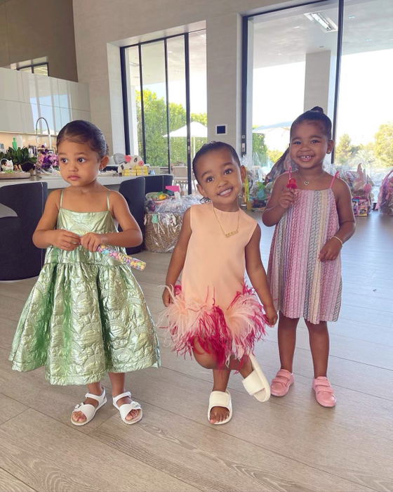 Kim Kardashian, gafă uriașă de ziua surorii sale. Amuzată, Kourtney Kardashian a publicat imaginile rușinoase | FOTO