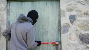 Un român și-a luat țeapa vieții în Grecia! Și-a lăsat banii la cazare și a rămas fără ei. Ce a observat pe camerele de supraveghere