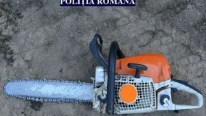 Un bărbat din Neamț a încercat să-i taie capul vecinului cu drujba! Motivul este halucinant