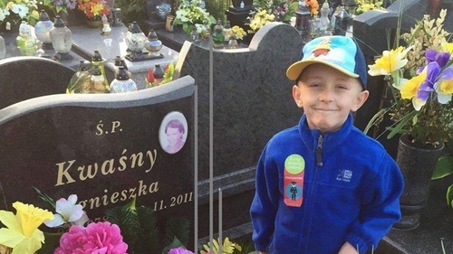 Filip, băieţelul bolnav care îşi dorea să fie înmormântat lângă mama lui, a murit! "Îngropaţi-mă în sicriul mamei mele…!" 