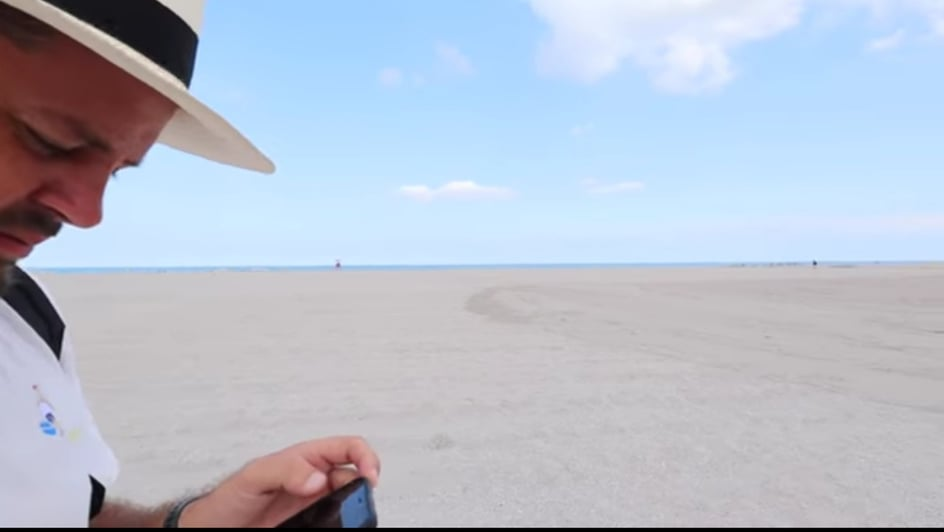 Câte minute faci pe plajă, de la șezlong până la mare, în stațiunea Mamaia. Un cuplu a cronometrat „experiența”