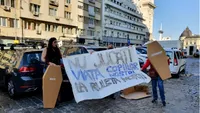 Protest cu sicrie din carton pentru copii în fața Ministerului Sănătății! Părinții sunt disperați: ”Nu jucați viața copiilor...”