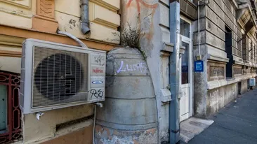 „Pissotta” unicat din centrul Capitalei! Ce reprezintă dâmbul de cărămidă lipit de o clădire din București. În Veneția este întâlnit la tot pasul