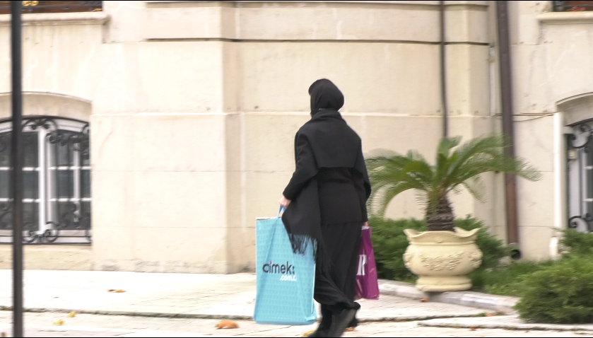 Măicuțele au avut ceva de "muncă" în curtea "Palatului"