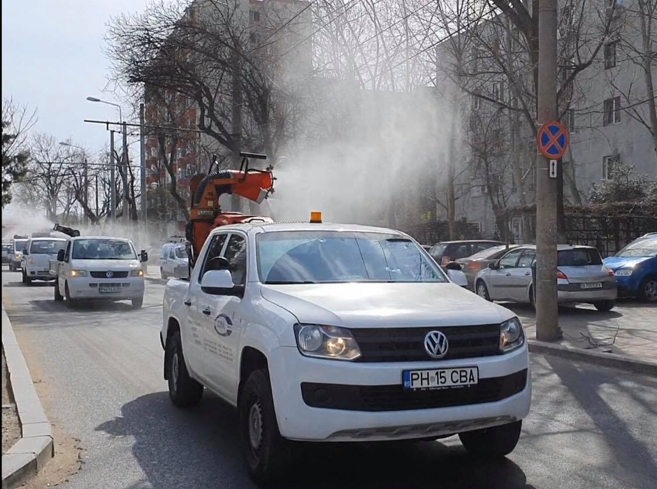 Primăria Sectorului 4 continuă și în weekend campania de dezinfecție a scărilor și aleilor de bloc, a locurilor de joacă și a spațiilor verzi