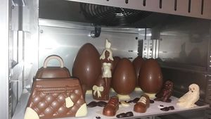 Idee inedită de Paște, la Craiova! Iepuraşi ”Playboy” din ciocolată
