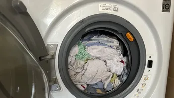 Greșelile pe care încă le facem atunci când spălăm rufele. Obiceiuri vechi care pot strica hainele
