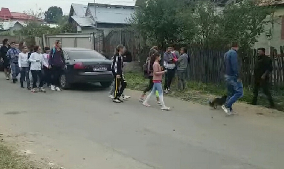 Copiii din Gura Șuții au refuzat să mai vină la școală