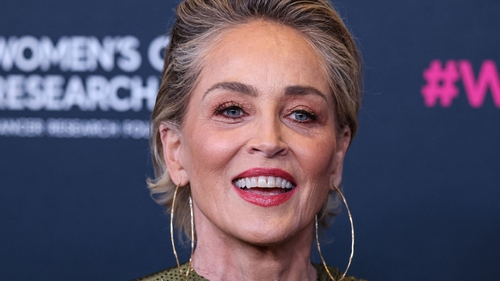 Sharon Stone a recreat controversata scenă din Basic Instinct! La 66 de ani, actrița și-a pus fanii pe jar: ”Te adorăm!”