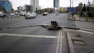 Un semafor s-a prăbușit pe șosea, în fața intrării principale în sediul Guvernului. Ce spune Primăria Capitalei