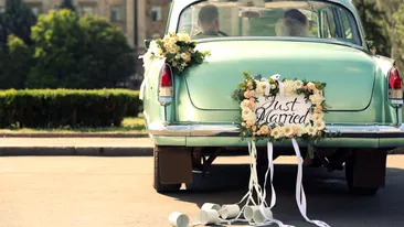 Panică la o nuntă din Râmnicu Vâlcea. S-au tras mai multe focuri de armă în mașina în care se afla mireasa