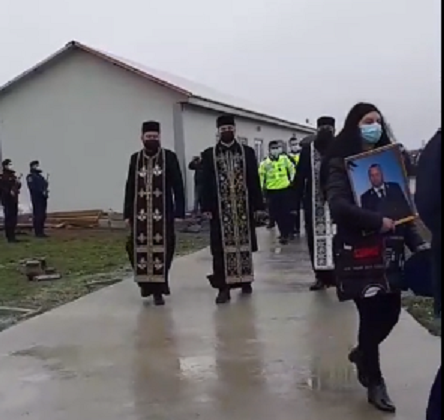 Polițistul Fănel Nițu, înmormântat cu onoruri militare. Omagiul copleșitor adus de colegii săi în momentul în care sicriul era coborât în groapă | VIDEO
