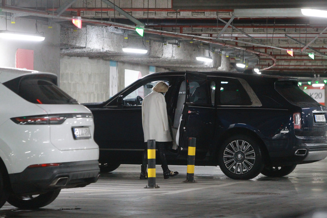 Regina “Purcari” a ieșit până la mall cu Rolls-Royce-ul Cullinan de 400.000 €