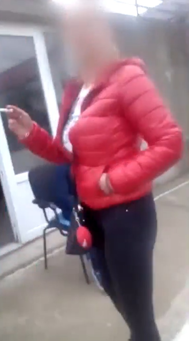 Femeia care spune că băiatul de la volan este copilul ei
