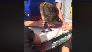 Scene halucinante într-un liceu din Bistrița. Elevi filmați trăgând pe nas un praf alb, în pauza mare