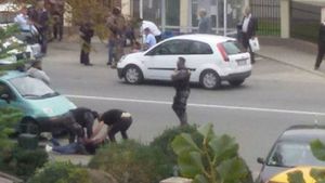Bătaie cu topoare în faţa unei secţii de poliţie! Cum s-a rezolvat incidentul
