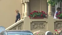 VIDEO EXCLUSIV. Imagini rare realizate de CANCAN.ro. E clar că primăriţa Bucureştilor are motive să se teamă de ”urechile” serviciilor, atâta vreme cât... Gabriela Firea & mâna dreaptă care conduce Capitala, filate şi la ginecolog?!